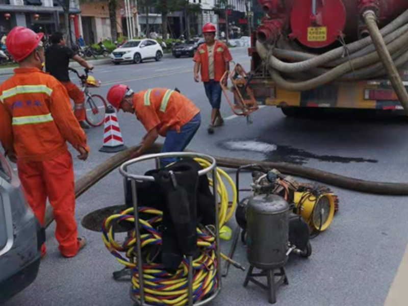 新闻；万兴街污水管道清理——鼓楼街抽污水