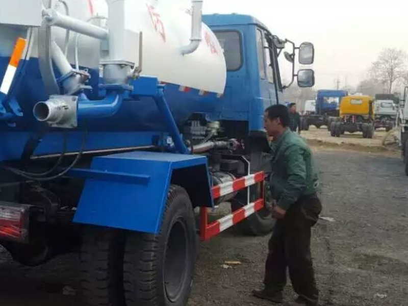 新闻；万兴街污水管道清理——鼓楼街抽污水